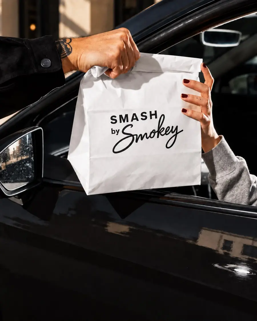 Sac Smash by Smokey remis par la fenêtre d'une voiture